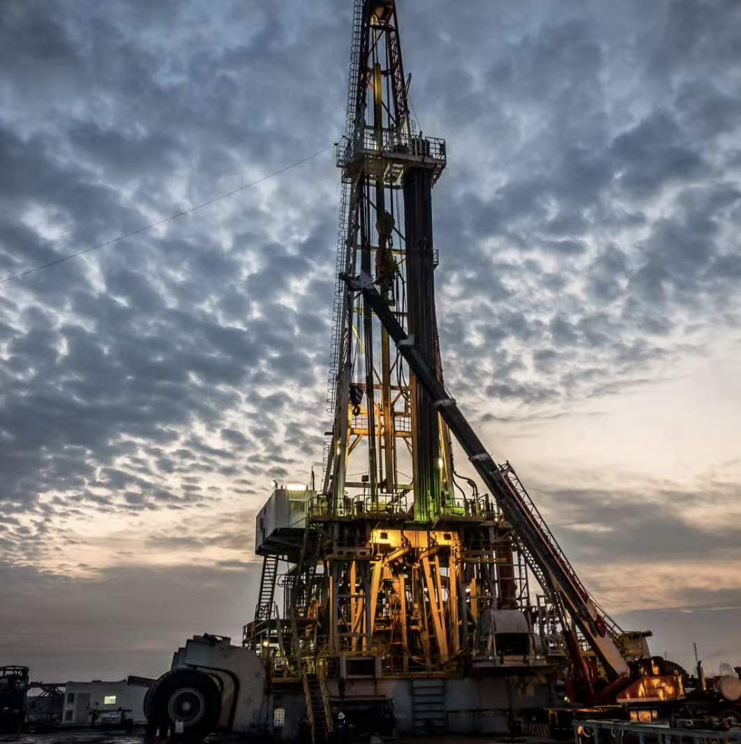 Industrial drilling rig